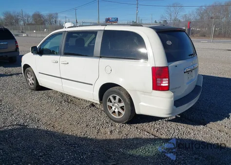 2010 Chrysler Town & Country Touring z USA, uszkodzony, nr VIN 2A4RR5D12AR460470